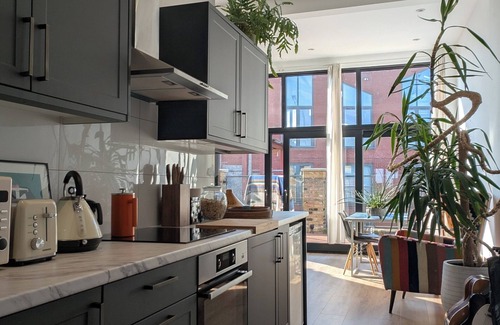Stratford Apartment | Tranquil & Bright by The Canal