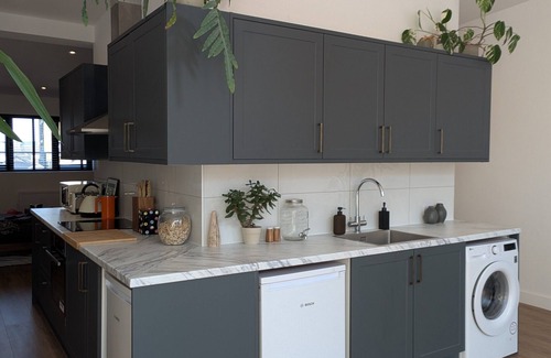 Stratford Apartment | Tranquil & Bright by The Canal