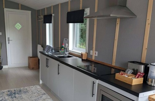 Llanfair Caereinion Cabin | Tranquil Cabin Retreat- Sleeps 2, Parking