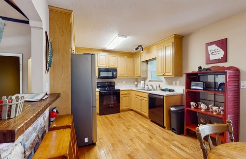 Dahlonega House | Tranquil cabin retreat with shady porch near wineries & waterfalls-Dog Friendly