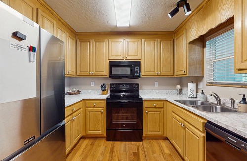 Dahlonega House | Tranquil cabin retreat with shady porch near wineries & waterfalls-Dog Friendly