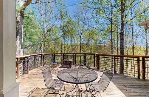 Dahlonega House | Tranquil cabin retreat with shady porch near wineries & waterfalls-Dog Friendly