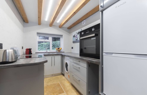 Abergavenny Cottage | Tranquil Cottage with Hot Tub close to Offa’s Dyke