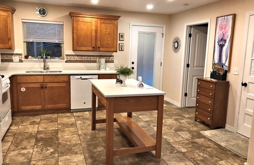 Springdale House | Tranquil Countryside Bungalow: A Blissful Retreat in Town Minutes From UofA!
