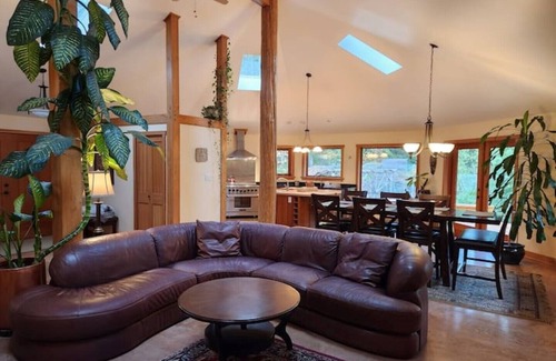 Lake Cowichan Villa | Tranquil Cowichan Riverfront Home