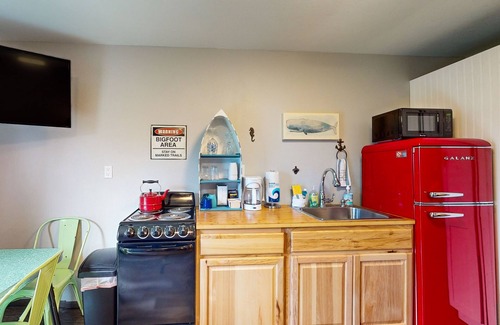 Grayland Condo | Tranquil dog-friendly condo with hot tub, kitchenette, fireplace, dune views