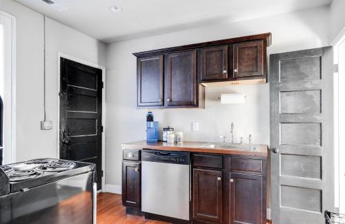 Church Hill Apartment | Tranquil Escape in Church Hill Near Libby Park
