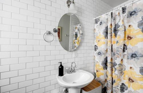 Church Hill Apartment | Tranquil Escape in Church Hill Near Libby Park