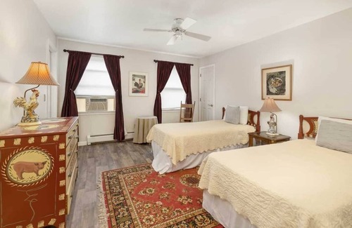 Sandgate Cabin | Tranquil Estate with 14 bedrooms, 17 bathrooms, 3-acre private yard