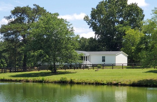 McCain House | Tranquil Farmhouse near Lake Jordan