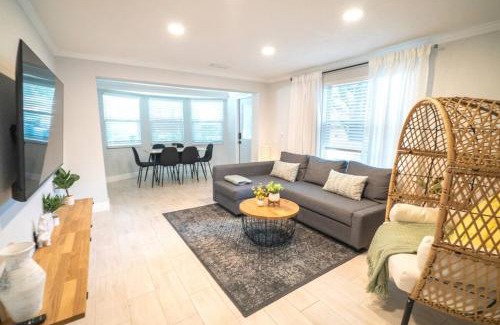 Bearss Plaza House | Tranquil & Fully Renoveted Home Near Busch Gardens