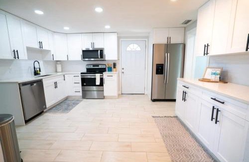 Bearss Plaza House | Tranquil & Fully Renoveted Home Near Busch Gardens