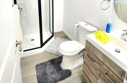 London House | Tranquil Getaways London (5 munities to Western University)