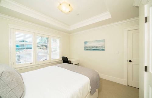 Dunbar House | Tranquil Haven Close to UBC and Downtown