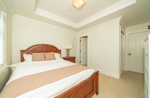 Dunbar House | Tranquil Haven Close to UBC and Downtown