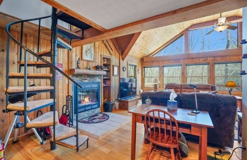 Davis Cabin | Tranquil Haven Mountain Retreatn very Private! pets welcome.