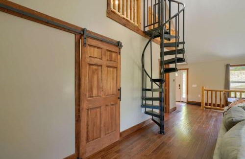 Hallsville House | Tranquil Heights Cabin In Hocking Hills- HOT TUB!