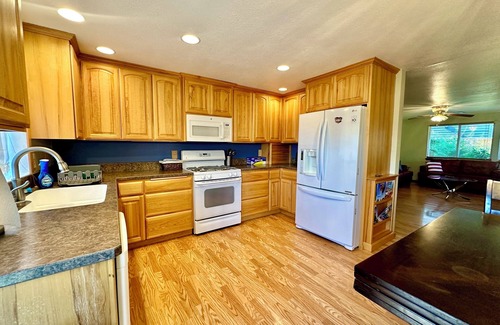 Albany House | Tranquil Home Near Shopping Area & Restaurants - 3 min Walk from Lovely Park