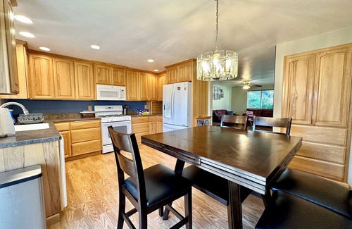 Albany House | Tranquil Home Near Shopping Area & Restaurants - 3 min Walk from Lovely Park