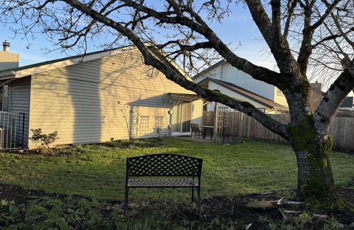 Albany House | Tranquil Home Near Shopping Area & Restaurants - 3 min Walk from Lovely Park