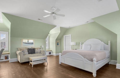 Historic Downtown Manteo Apartment | Tranquil House Inn - Downtown Waterfront Manteo - 1 King Large Premium Room 32