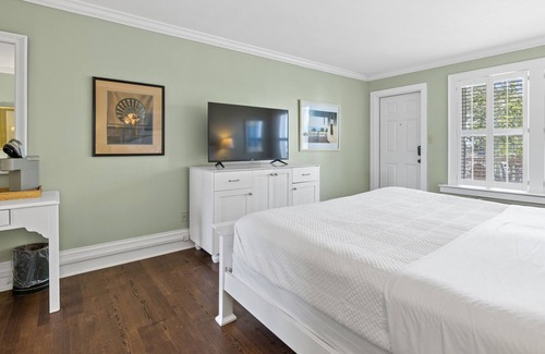 Historic Downtown Manteo Apartment | Tranquil House Inn - Downtown Waterfront Manteo - 1 King Premium Room 20