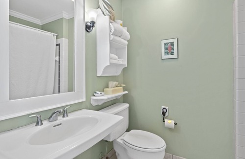 Historic Downtown Manteo Apartment | Tranquil House Inn - Downtown Waterfront Manteo - 1 King Premium Room 20