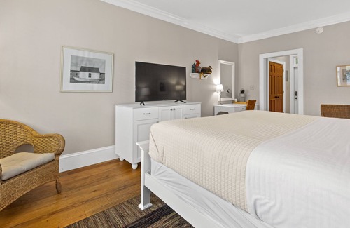 Historic Downtown Manteo Apartment | Tranquil House Inn - Downtown Waterfront Manteo - 1 King Standard Room 15