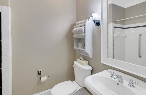 Historic Downtown Manteo Apartment | Tranquil House Inn - Downtown Waterfront Manteo - 1 King Standard Room 15