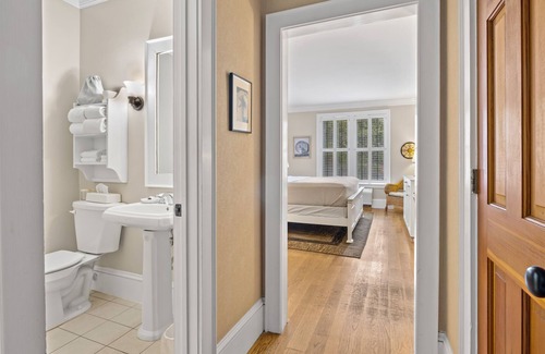 Historic Downtown Manteo Apartment | Tranquil House Inn - Downtown Waterfront Manteo - 1 King Standard Room 15