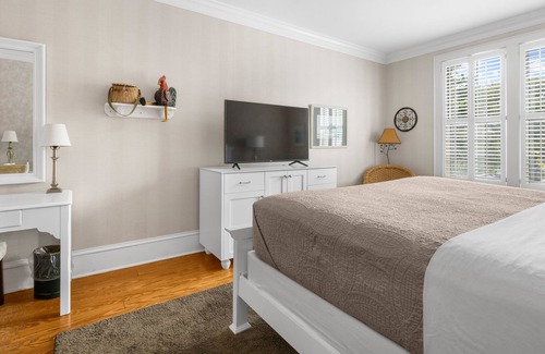 Historic Downtown Manteo Apartment | Tranquil House Inn - Downtown Waterfront Manteo - 1 King Standard Room 17