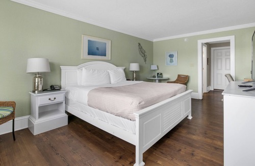 Historic Downtown Manteo Apartment | Tranquil House Inn - Downtown Waterfront Manteo - 1 King Standard Room 24