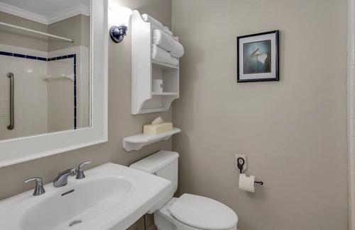 Historic Downtown Manteo Apartment | Tranquil House Inn - Downtown Waterfront Manteo - 1 King Standard Room 24