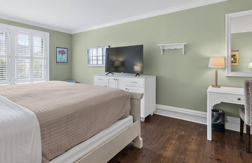 Historic Downtown Manteo Apartment | Tranquil House Inn - Downtown Waterfront Manteo - 1 King Standard Room 25