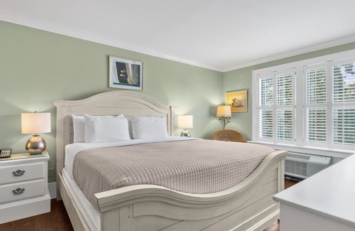 Historic Downtown Manteo Apartment | Tranquil House Inn - Downtown Waterfront Manteo - 1 King Standard Room 25