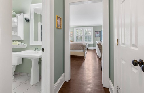 Historic Downtown Manteo Apartment | Tranquil House Inn - Downtown Waterfront Manteo - 1 King Standard Room 25