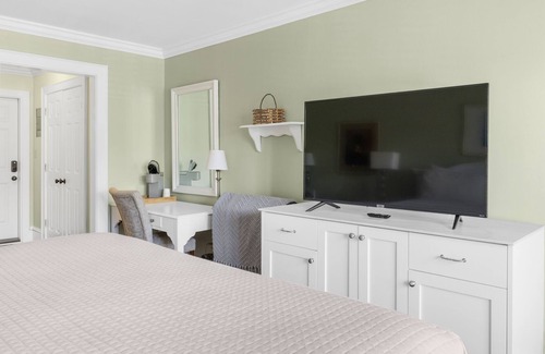 Historic Downtown Manteo Apartment | Tranquil House Inn - Downtown Waterfront Manteo -1 King Standard Room 27