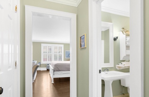 Historic Downtown Manteo Apartment | Tranquil House Inn - Downtown Waterfront Manteo -1 King Standard Room 27