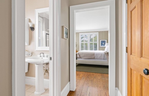 Historic Downtown Manteo Apartment | Tranquil House Inn - Downtown Waterfront Manteo - 1 Queen Standard Rm 18