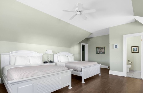 Historic Downtown Manteo Apartment | Tranquil House Inn - Downtown Waterfront Manteo - 2 Queens Large Premium Rm 34