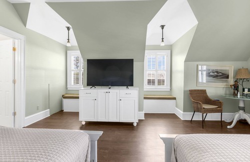 Historic Downtown Manteo Apartment | Tranquil House Inn - Downtown Waterfront Manteo - 2 Queens Large Premium Rm 34