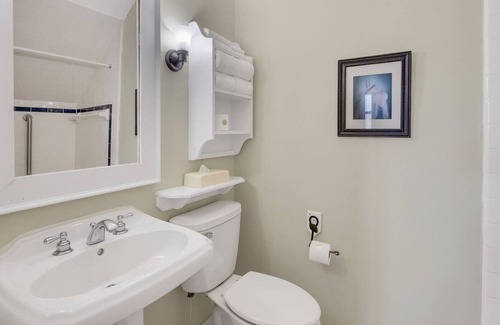 Historic Downtown Manteo Apartment | Tranquil House Inn - Downtown Waterfront Manteo - 2 Queens Large Premium Rm 34