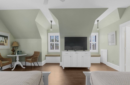 Historic Downtown Manteo Apartment | Tranquil House Inn - Downtown Waterfront Manteo - 2 Queens Large Premium Rm 35
