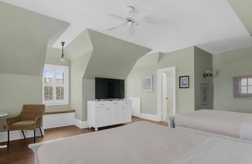 Historic Downtown Manteo Apartment | Tranquil House Inn - Downtown Waterfront Manteo - 2 Queens Large Premium Rm 35