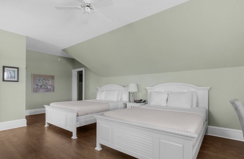 Historic Downtown Manteo Apartment | Tranquil House Inn - Downtown Waterfront Manteo - 2 Queens Large Premium Rm 35