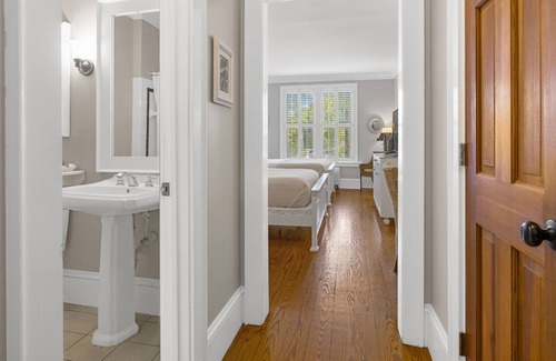 Historic Downtown Manteo Apartment | Tranquil House Inn - Downtown Waterfront Manteo - 2 Queens Standard Room 16