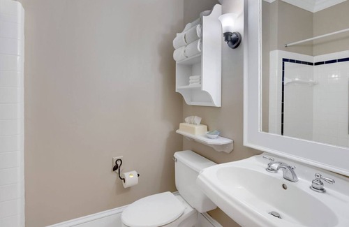 Historic Downtown Manteo Apartment | Tranquil House Inn - Downtown Waterfront Manteo - 2 Queens Standard Room 16