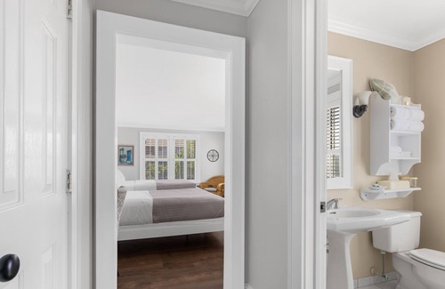 Historic Downtown Manteo Apartment | Tranquil House Inn - Downtown Waterfront Manteo - 2 Queens Standard Room 29