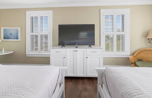 Historic Downtown Manteo Apartment | Tranquil House Inn - Waterfront, Downtown Manteo - 2 Queens Standard Room 28