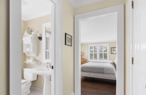 Historic Downtown Manteo Apartment | Tranquil House Inn - Waterfront, Downtown Manteo - 2 Queens Standard Room 28